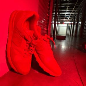 NᎬᏔ ᏴᎪᏞᎪNᏟᎬ ᎷᎬNᏚ 850 ᎷᎾNᎾ 90Ꮪ ᎡᏌNNᏆNᏩ ᏚᎻᎾᎬᏚ (ᎡᎬᎠ)